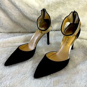 Woman’s Black and Gold Gianni Bini Heels